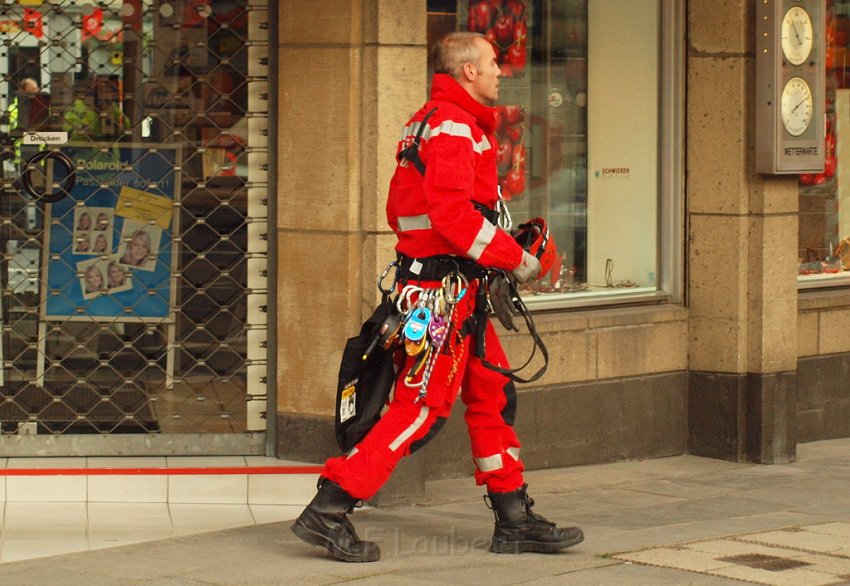 Person auf Baukran Koeln Christophstr P139.JPG